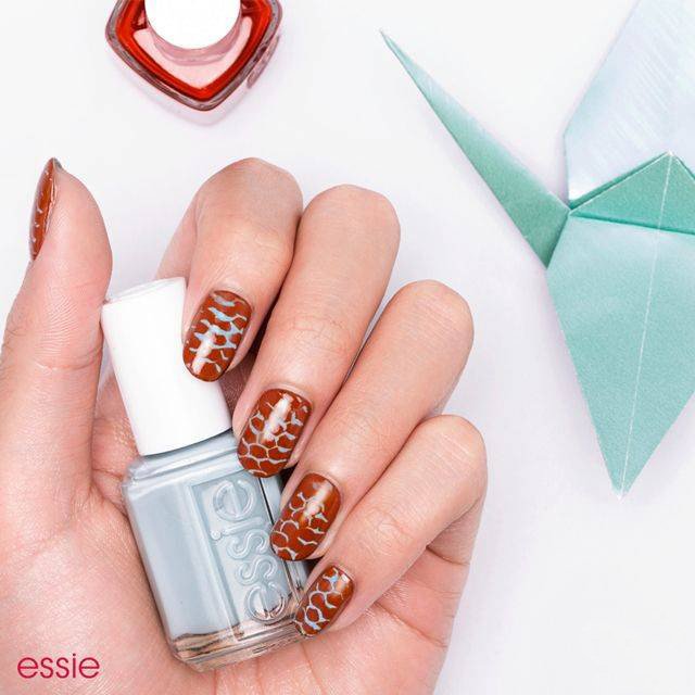 nail art con escamas koi