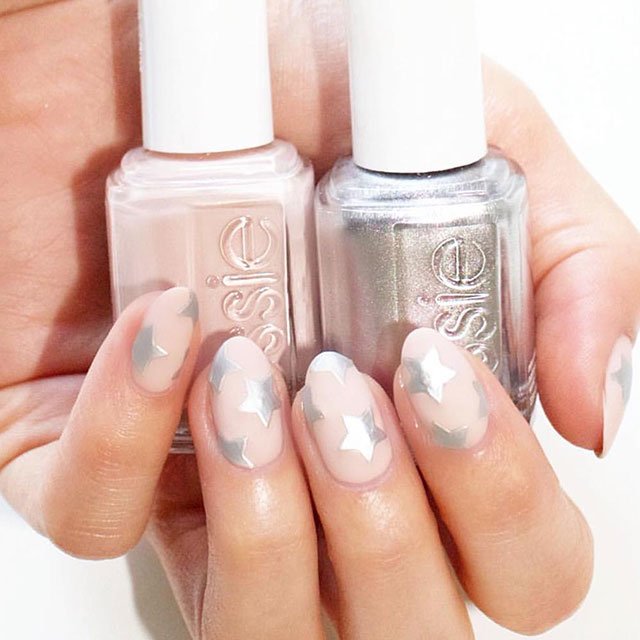 Consigue tu diseño de uñas con estrellas combinando varios esmaltes de colores de essie.