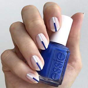 El esmalte Blanc de essie te ayudará a lucir unas uñas decoradas con rayas al estilo minimalista.