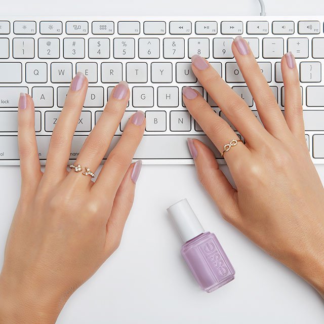 ¿Es posible cuidar las uñas sin renunciar a llevarlas pintadas? Sí, con Treat, Love and Color de essie.