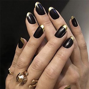 Combina el esmalte Licorice de essie con otros colores para hacerte una manicura francesa negra con un punto de gracia.
