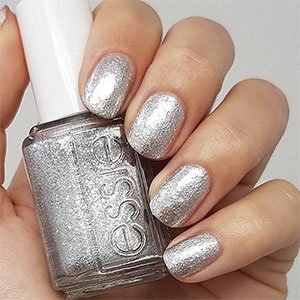Aplica un esmalte glitter de essie para lucir una manicura navideña muy festiva en tus eventos con amigos.