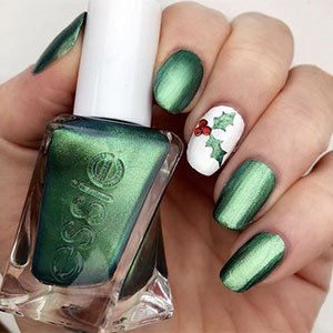 ¿Buscas una manicura navideña personalizada y original? Escoge varios esmaltes de essie y recrea los símbolos de esta época como el muérdago en tus uñas.