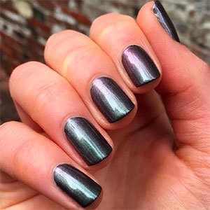 Ríndete a las manicuras de moda con el tono negro jade Hung up the heels de essie.
