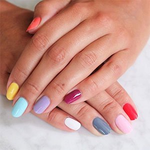 Pinta una uña de cada color con los tonos semimate de la Summer Collection de essie y lucirás una manicura con uñas arcoíris digna de recuerdo.