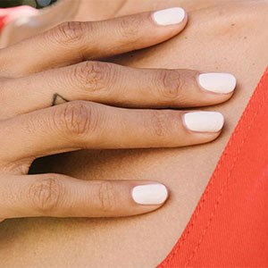 Las uñas blancas con acabado lechoso quedan de maravilla con todos los tonos de piel. ¡Compruébalo con el esmalte Marshmallow de essie!