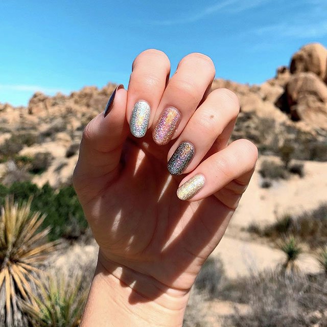 Súmate al tendención de las uñas con glitter con los esmaltes de essie. ¡Lleva tus uñas a la moda!
