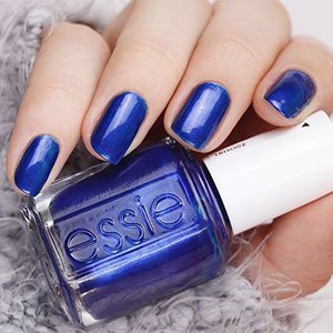 Pinta tus uñas cortas de azul oscuro con el esmalte Aruba Blue de essie.