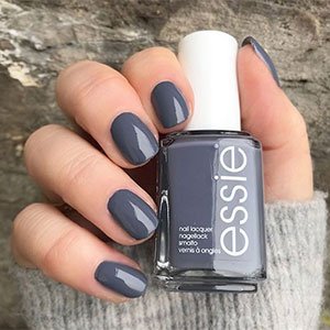 El esmalte Tone Down de essie te ayudará a vestir tus uñas cortas con una manicura en gris acero.