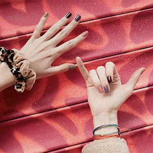 Se llevan las uñas cortas pintadas de una misma gama cromática e invernales por lo que puedes combinar los tonos grises y rosados de essie.