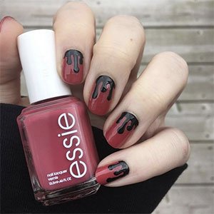 El esmalte Maki me de essie te ayudará a crear un efecto sangre en tus uñas para Halloween.