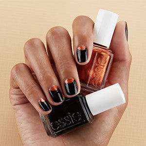 Para tus uñas de Halloween combina dos esmaltes de essie a modo de manicura francesa in-vertida inspirándote en los colores de esta fiesta.