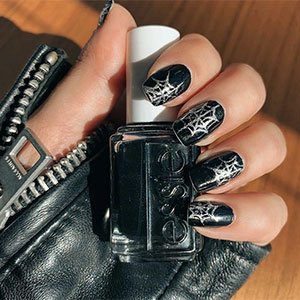 Aplica el esmalte gris Gadget free de essie haciendo la forma de una telaraña para lucir un diseño original y terrorífico en tus uñas de Halloween.