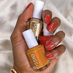 ¿A que nunca te habías imaginado cadenas como dibujo para tus uñas? Pues solo tienes que ver lo bien que quedan. Replica la manicura de la imagen con los tonos Really Red y Penny Talk de essie.