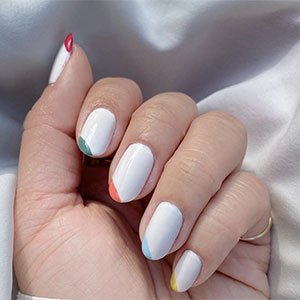Un diseño de uñas para este verano 2020 que sienta genial —sobre todo a las pieles morenas— es con el tono Blanc de essie como protagonista. ¿Te vas a resistir a potenciar tu bronceado?