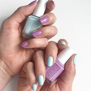Entre tus ideas de diseños de uñas para este verano 2020 no debería falta el color lila. Prueba el tono Lilacism de essie y no podrás dejar de usarlo.