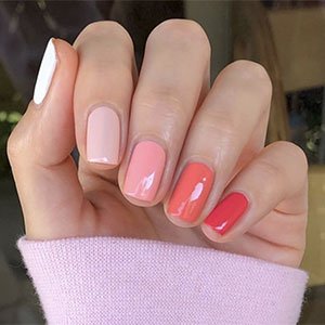 ¿Un diseño de uñas para este verano 2020 con el que acertarás seguro? Las uñas skittle en tonos corales. Los de essie te sentarán como anillo al dedo.
