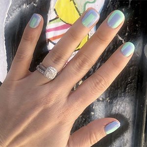 El tono Mint candy apple de essie debería ser un must de tus diseños de uñas de este verano 2020.