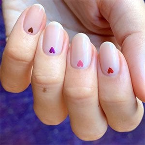 ¿Te habías imaginado alguna vez unas uñas con corazones tan sencillas y bonitas? Las de la foto reúnen varias tendencias: el dibujo, los colores y el estilo. ¡Menuda manicura redonda!