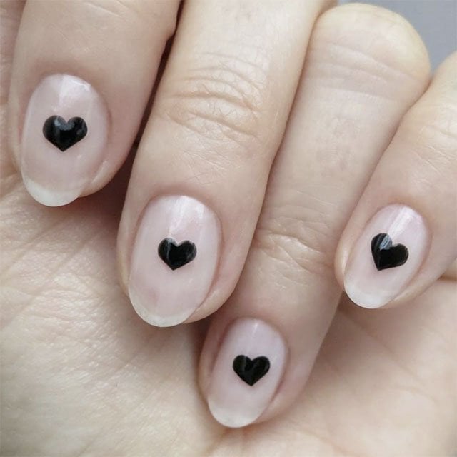 Estas uñas con corazones diseñadas por @nataliepavsloskinails nos tienen in love. ¡Consíguelas con la amplísima gama de esmaltes de essie!