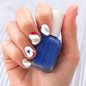 Combina tus uñas con estrellas con un nail art a rayas utilizando los esmaltes de essie.  