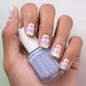 Combina varios esmaltes de essie y presume de unas uñas decoradas con rayas multicolor.
