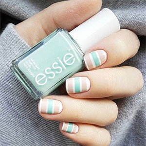 Para llevar las uñas decoradas con rayas te recomendamos que apuestes por tonos neutros como Mademoiselle de essie.