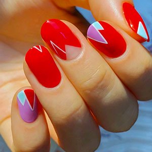 Consigue este diseño de uñas geométricas tan creativo y vistoso utilizando los esmaltes de secado rápido de Expressie en colores vivos.