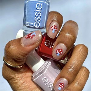 Otro color que no podíamos dejar de mencionar en el 40 aniversario de essie es el azul Bikini so teeny. En 2013 se proclamó el tono más vendido de la historia; pero es que a día de hoy se sigue utilizando sin parar.