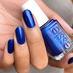 El azul metalizado es uno de esos colores de uñas para el otoño destinados a sorprender. El tono Aruba Blue de essie harás tus sueños realidad.