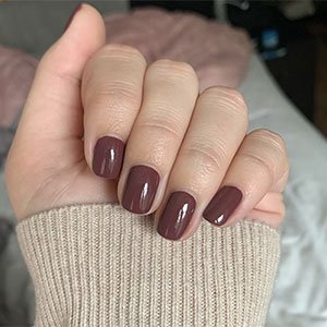 Los tonos marrones han sido el gran descubrimiento en lo que a colores de uñas para el otoño se refiere. En la gama expressie encontrarás dos posibilidades interesantes: el tono con inclinaciones rojizas Cold brew crew y el brillante Misfit right in. ¡Quédate con los dos!