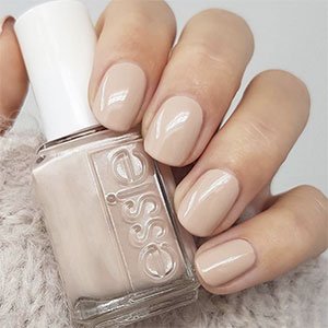 El nude es uno de los colores de uñas para el otoño más reputado. Clávalo con el esmalte Sand Topez de essie.