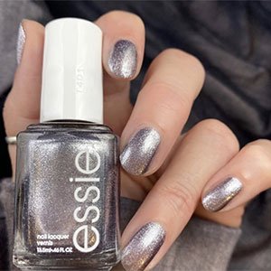 Si tienes alguna fiesta, los colores de uñas para el otoño que nunca fallan son los platas, dorados, cobrizos o con glitter. El tono plateado Gadget free es éxito asegurado.