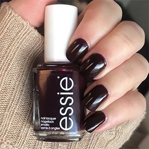 Entre los colores de uñas para el otoño este año los tonos más oscuros se están haciendo notar. ¿Un ejemplo? El esmalte Wicked de essie. Un cereza ocurísimo (casi negro) que te va a conquistar.