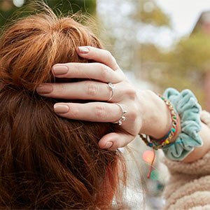 El warm mocha será uno de los colores de uñas del otoño 2020 y puedes conseguirlo con el pintauñas Burns up de expressie. ¡Tarda solo un minuto en secarse!