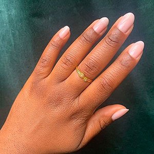 El efecto uñas desnudas será uno de los colores de uñas del otoño 2020 y puedes conseguirlo con cualquiera de las bases de tratamiento de essie.