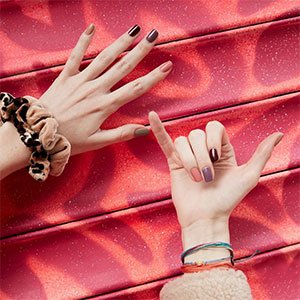 Si no te decides por uno de los colores de uñas del otoño 2020, combínalos todos al estilo uñas skittles con los esmaltes de expressie.