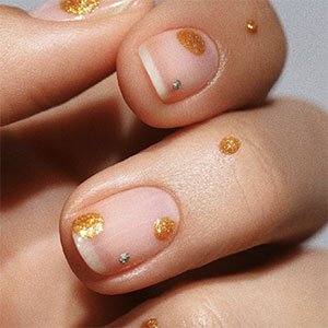 Los fondos transparentes combinados con detalles glitter se van a dejar ver bastante dentro de las uñas otoño 2021. Así que ya sabes, decántate por los esmaltes más brillantes de essie y triunfa.