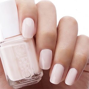 Una vez que sepas cómo limarte las uñas, si les das una forma cuadrada o semicuadrada, decídete a llevarlas blancas o rositas muy claras con la gama de esmaltes de essie.  