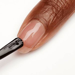 El endurecedor de uñas Hard to resist de essie te aportará un brillo supernatural y favorecedor que perfectamente podría hacer las veces de tu esmalte de cabecera.