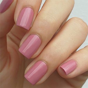 La forma de uñas cuadrada favorece más a las manos alargadas con dedos finos. Treat, Love & Color de essie puede ser la gama perfecta para acompañar este formato.