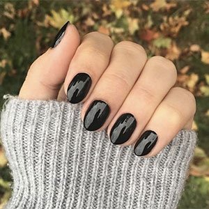 Apuesta por la forma de uñas ovaladas si tienes las manos pequeñas y, para cuidarlas y llenarlas de color, confía en la gama Treat, Love & Color de essie.