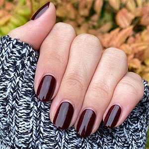 La forma de uñas redonda es las que mejor sienta a los dedos cortos. Pon el broche de oro con la gama Treat, Love & Color de essie.