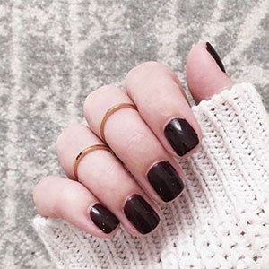 La forma de uñas semicuadrada es la mejor para las manos de dedos un poco anchos. Descubre la gama Treat, Love & Color de essie y elige el color que más te guste a la vez que cuidas de tus manos.