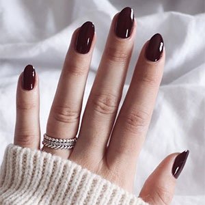 La forma de uñas stiletto está hecha para llamar la atención. Elige uno de los tonos más potentes de la gama Treat, Love & Color de essie.