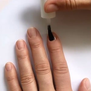 Siguiente paso de tu manicura en casa: aplicar la base Strong Start de essie. 