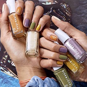 Mezcla los colores de distintos esmaltes de Expressie para una manicura exprés multicolor.