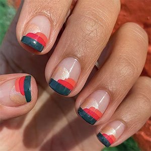 La manicura francesa de colores abstracta también tiene su público y su tirón. El detalle dorado que no falte con el esmalte Mani Thanks de essie.
