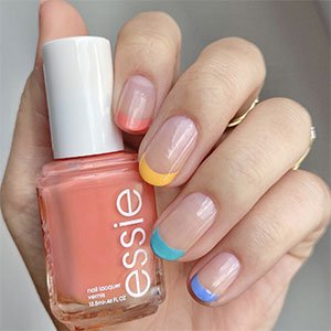  manicura francesa de colores en formato arcoíris es un regalo para los ojos. Crea combinaciones que peguen entre sí. Una buena opción es juntando distintos tonos pastel de essie.