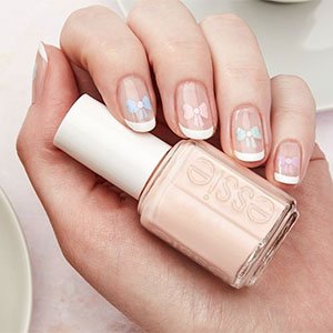 La manicura francesa de colores también puede ser tradicional pero debajo incluir un dibujo sorpresa. Los lazos de la imagen están trabajados con los esmaltes más pastel de essie tipo Salt water happy, Mint candy apple, Fiji, etc.